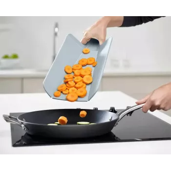 Joseph Joseph Chop2Pot Plus 2-delni set modrih desk za rezanje