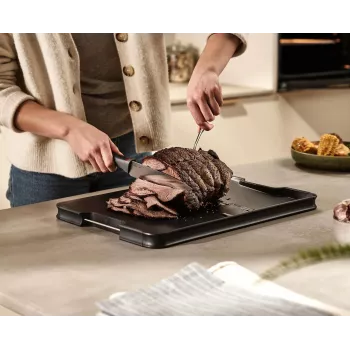 Joseph Joseph Cut&Carve Plus velika črna deska za rezanje z vgrajenimi zobci za držanje mesa
