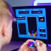 FIZZ CREATIONS Retro Arcade Tetris Plug-and-Play brezžična konzola z igralno ploščo