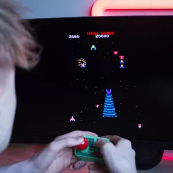 FIZZ CREATIONS Retro Arcade Galaga Plug & Play brezžična konzola z 2 krmilnikoma