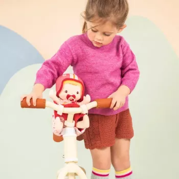 Lilliputiens lutka Lena v kolesarskem sedežu s tolažilno krpico in čelado 18m+