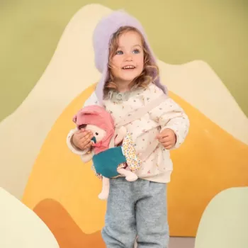 Lilliputiens lutka Jeanne v nosilki s klobukom 18m+