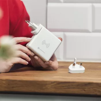 FORCELL F-ENERGY 4-v-1 15 W brezžični polnilnik s priključki USB/USB-C in prenosno baterijo 8000mAh