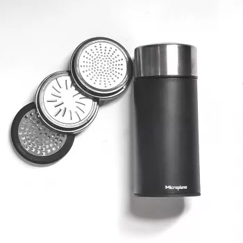 Microplane Universal Mill – črno/prozorno, vrtljivo strgalo za trdi sir, čokolado, oreščke, začimbe