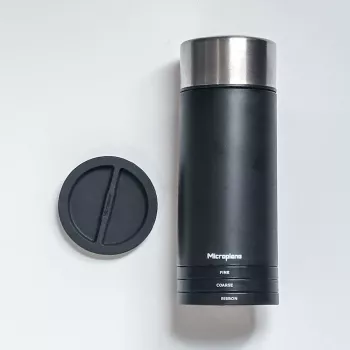 Microplane Universal Mill – črno/prozorno, vrtljivo strgalo za trdi sir, čokolado, oreščke, začimbe