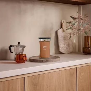 WoodWick Radiant Amber 609,5g dišeča sveča z lesenim stenjem, do 180 ur gorenja, steklena posoda v obliki peščene ure