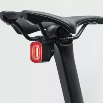 ROCKBROS Q2S zadnja kolesarska luč s pametnim zaznavanjem zaviranja in kablom USB-C - črna