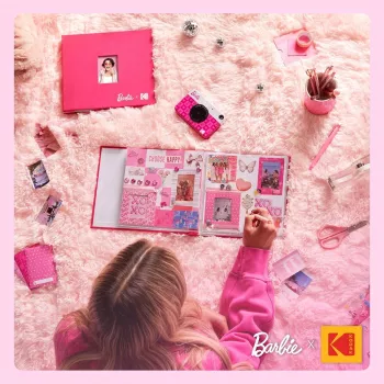 Kodak x Barbie 8x8 inch album za izrezke s platnenim ovitkom in okencem za sliko, roza (RODB2X3SBPK)