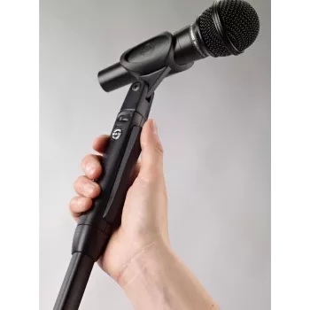 KÖNIG & MEYER 26200-300-55 stojalo za mikrofon z eno roko in okroglim podnožjem, črno