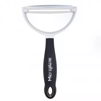 Microplane Peeler XL lupilec z rezilom iz kirurškega nerjavnega jekla, ergonomskim ročajem Soft-Touch, vgrajenim odstranjevalcem očes krompirja, črn