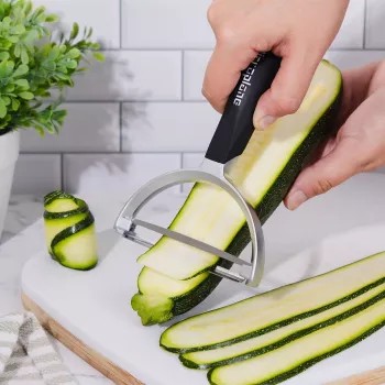 Microplane Peeler XL lupilec z rezilom iz kirurškega nerjavnega jekla, ergonomskim ročajem Soft-Touch, vgrajenim odstranjevalcem očes krompirja, črn