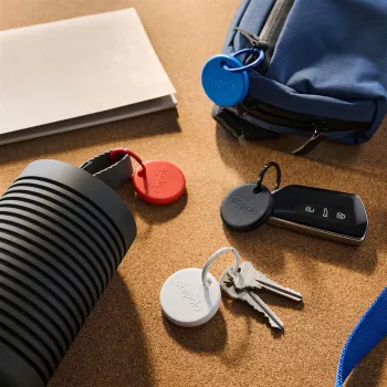 Chipolo POP – Bluetooth sledilnik z zamenljivo baterijo za iOS & Android, paket 4 kosov - črn, bel, rdeč, moder